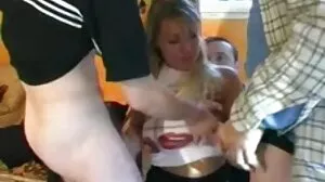 Busty سنہرے بالوں والی MILF خود کو پایا ایک کھلونا کے ساتھ کھیلنے کے لئے