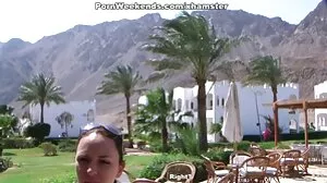 خوبصورت سنہرے بالوں والی سیل کی ڈیل اس کے گھٹنے پر