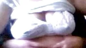 کو Buxom خوبصورتی آل سیاہ سیاہ روکتا ہے اس کی بڑی چھاتی شیخی سے کیا جا رہا ہے جبکہ humped