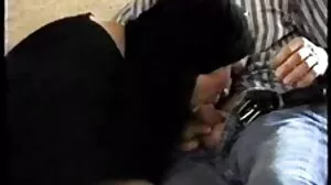 منحنی سنہرے بالوں والی slut اس کی گدی پر گولہ باری