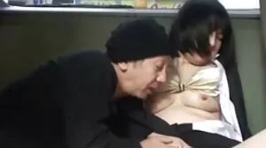 نوجوان سرخ بالوں والی نوجوان اس کے بڑے سیاہ چھیڑچھاڑ چھٹیوں کے لئے