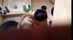 بنانے Caprice کی ٹانگیں ہلا
