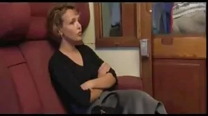 Busty سملینگک جنسی تعلق میں پولیس اسٹیشن