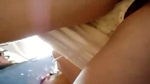 گھر SE ٹی ٹیپ کے ساتھ ایک خوبصورت petite brunette کے