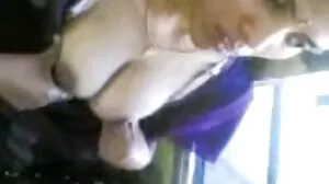 سنہرے بالوں والی fucks ایک مڑے ہوئے لنڈ