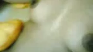 خراب ٹرافی بیوی کے seduces اس کے ایک محافظ