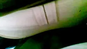 خوبصورت سنہرے بالوں والی ، شہوت انگیز لیڈی بمباری ہو رہی ہے کی طرف سے چھوٹی گائے