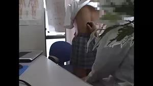 Busty سرخ بالوں والی بالغ نوکرانی چھاتی کو ظاہر کرتا ہے کے لئے بہت بڑا ٹپ